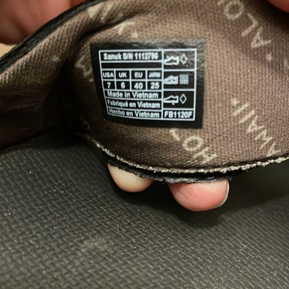 Gently worn men’s Sanuk black flip flops size 7. - Picture 2 of 3